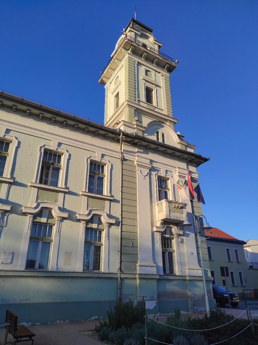 Intézmények